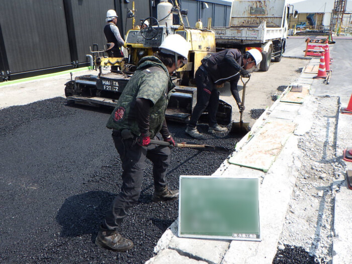 表層工における丁寧な敷き均し作業