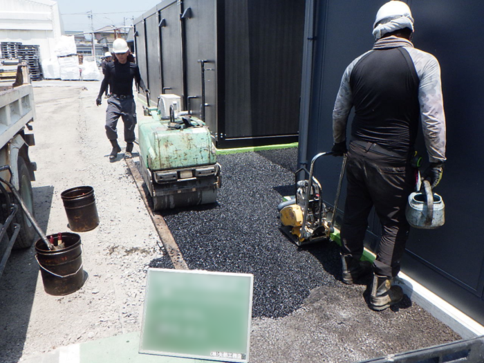 透水性アスファルト舗設の転圧作業