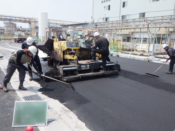 オーバーレイ工のアスファルト敷均し・転圧状況