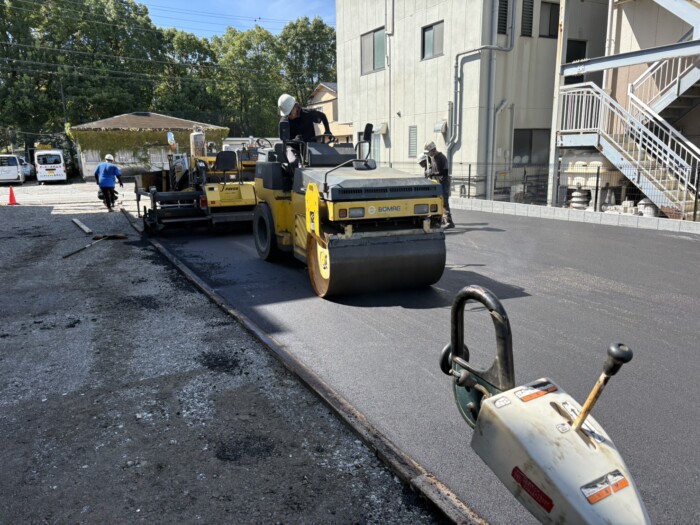 富士市鈴川地先スーパーO店駐車場アスファルト舗装転圧