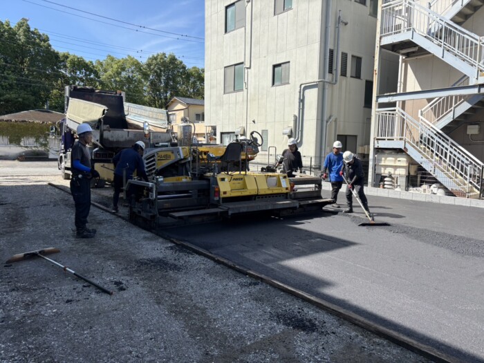 富士市鈴川地先スーパーO店駐車場アスファルトフィニッシャー施工