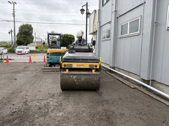 富士市鈴川地先スーパーO店駐車場路盤工転圧作業
