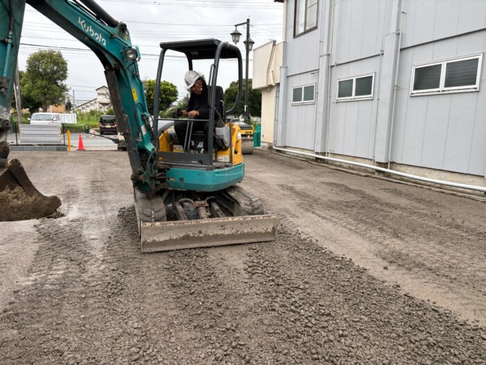 富士市鈴川地先スーパーO店駐車場路盤工砕石敷き均し