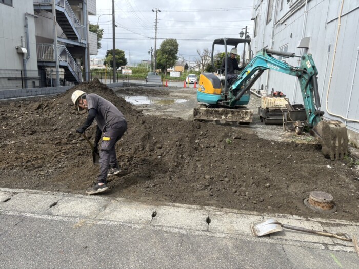 富士市鈴川地先スーパーO店駐車場床掘工の様子