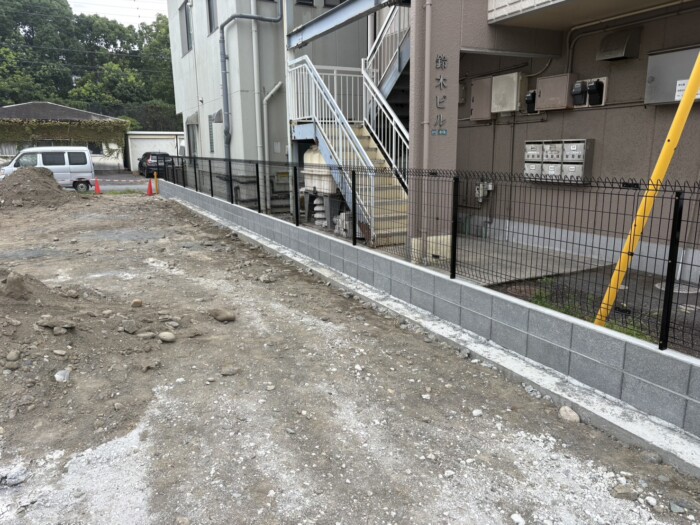 富士市鈴川地先スーパーO店駐車場メッシュフェンス設置