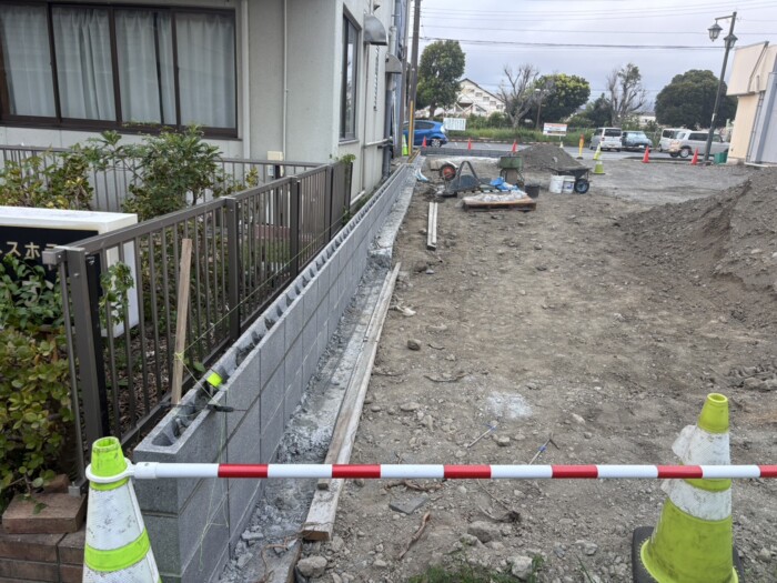 富士市鈴川地先スーパーO店駐車場ブロック積み水糸確認