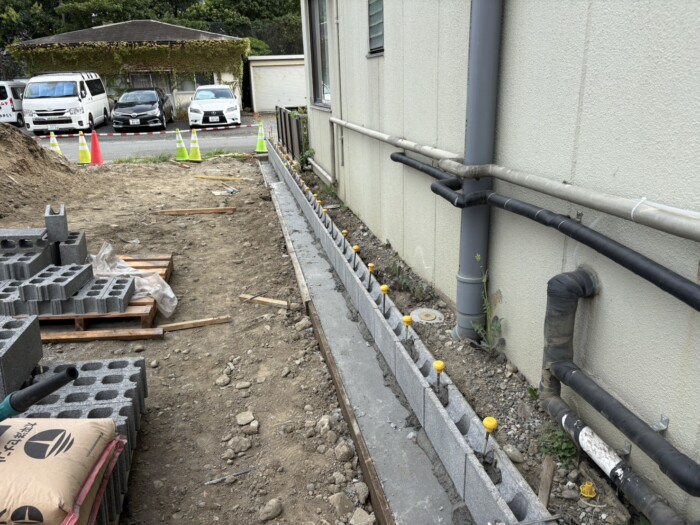 富士市鈴川地先スーパーO店駐車場ブロック積み施工