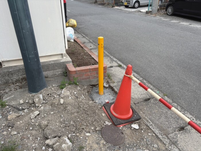 富士市鈴川地先スーパーO店駐車場チェーンポール設置