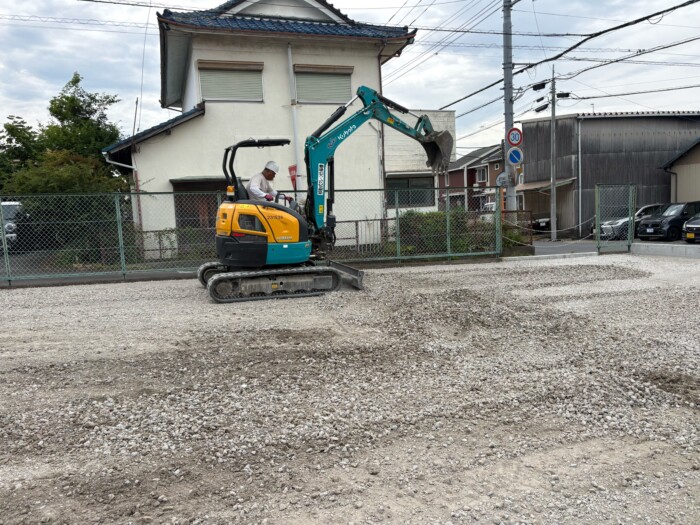富士市駐車場舗装工事の路盤整地作業
