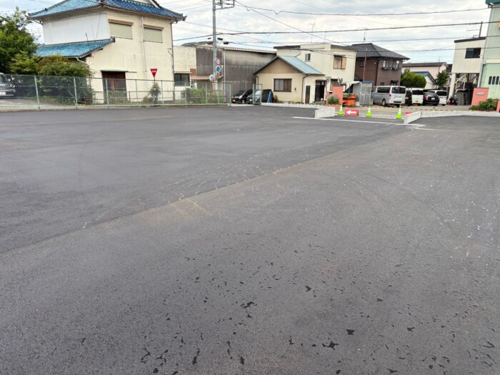 富士市駐車場舗装工事のアスファルト敷設作業