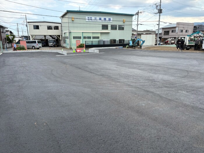 富士市駐車場舗装工事のアスファルト転圧作業